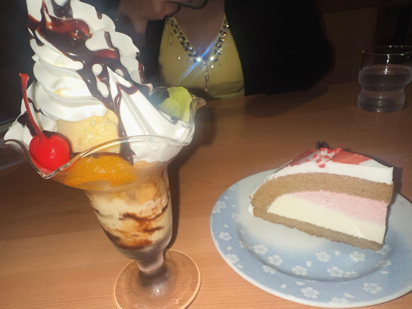 パフェとケーキと谷間がキラン✨#函館#ニュークラ