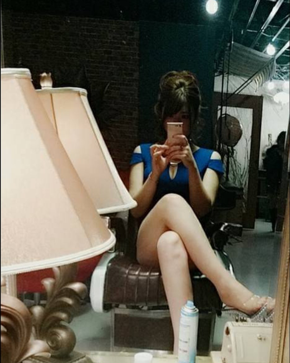 .
♡ ••┈┈┈┈┈┈┈┈•• ♡

7.8年前くらい

個人的に夜やってる中で多分1番細かった頃
脚豚なのは変わらないんだけど…笑

キャバ時代後期が1番太ってて今は中間

今年中にあと5キロ痩せたい気持ち

そう「気持ち」ね…笑

今日も出勤👼🏻

♡ ••┈┈┈┈┈┈┈┈•• ♡

.

.

#札幌 #すすきの #ススキノ #ニュークラブ #ニュークラ #ニュークラブ嬢 #キャバ嬢 #キャバクラ #ラウンジ #ラウンジ嬢 #ガールズバー #ホステス #Msグループ #ClubGATE #すすきの