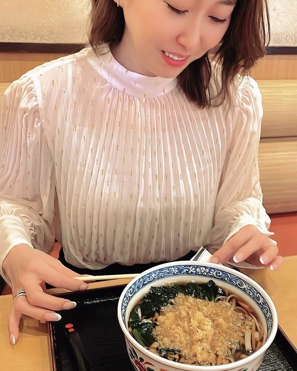 お蕎麦😋

温かいものが恋しくなる季節🍁🍂

本日出勤です🫧🥂

@clubgalle258

#東陽企画グループ #東陽企画 #トキオ観光
#第21桂和ビル #第21桂和ビル6階
#くらぶ我礼 #クラブ我礼 #我礼#北海道 #札幌 #すすきの #ラウンジ  #ラウンジ嬢 #キャバクラ #キャバ嬢 #ホステス #きゃばきゃば #お酒好きと繋がりたい