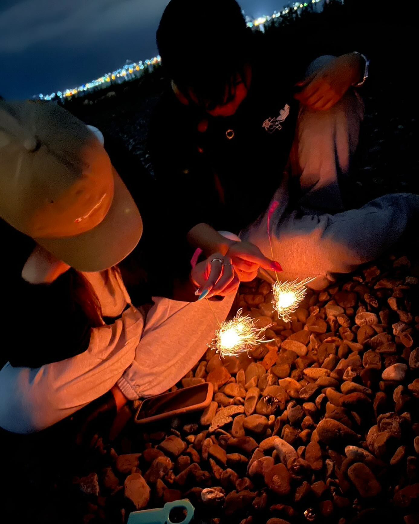 寒いけど花火したい変な気分〜🎶
9時からおります！
是非遊びに来てください🌟