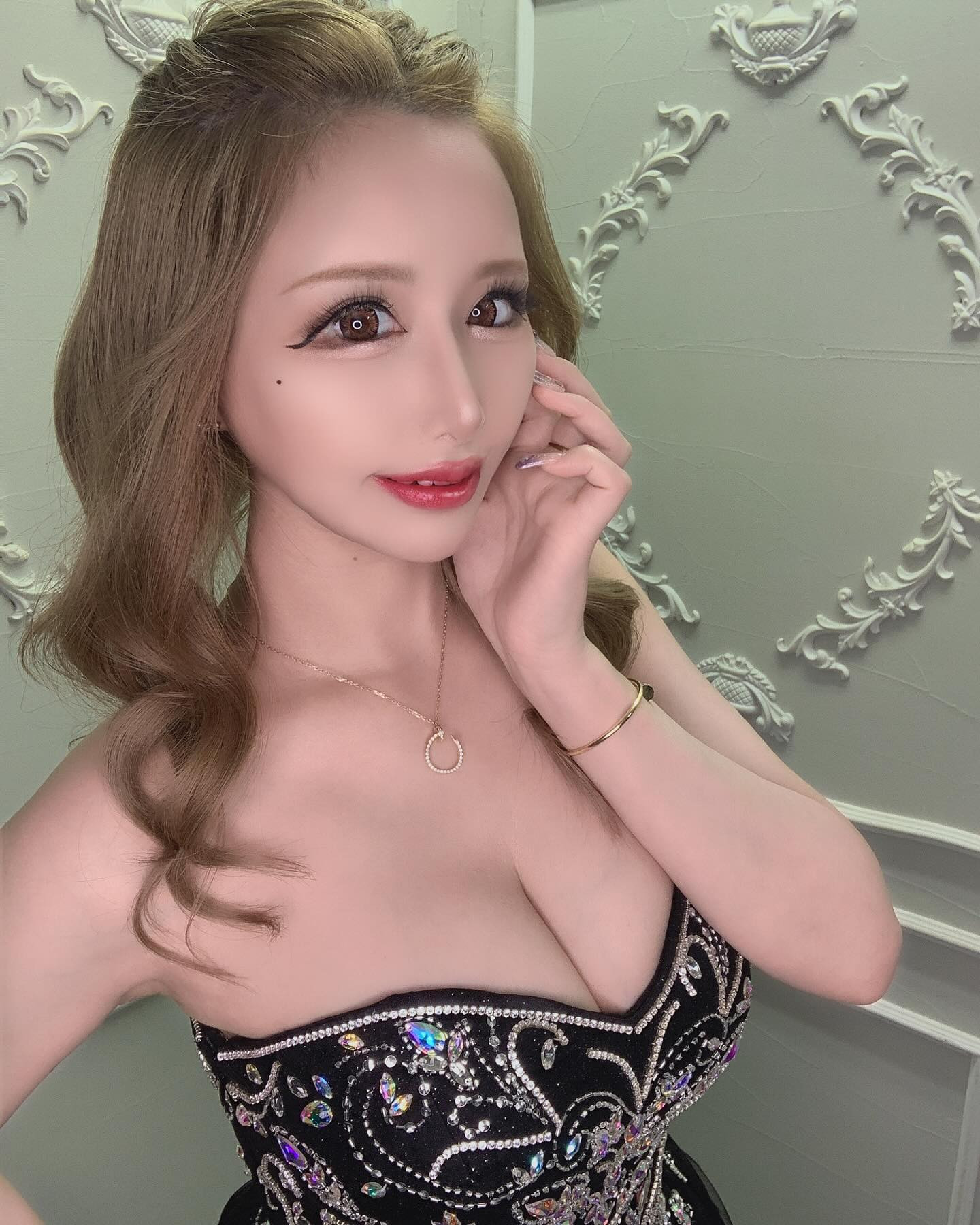 ポスター撮影のヘアスタイルの
テーマはファビュラス✨
担当はプログレスプラス浜津さん
.
.
.
.
.
#キャバ嬢 #加工 #歌舞伎町 #レース #ドレス 
#夏 #8月 #9月 #10月 #人ならずモノ　#スーパーロング
#牙のない男は男じゃねぇ 
#中顔面短縮  #お誕生日 #バースデーイベント