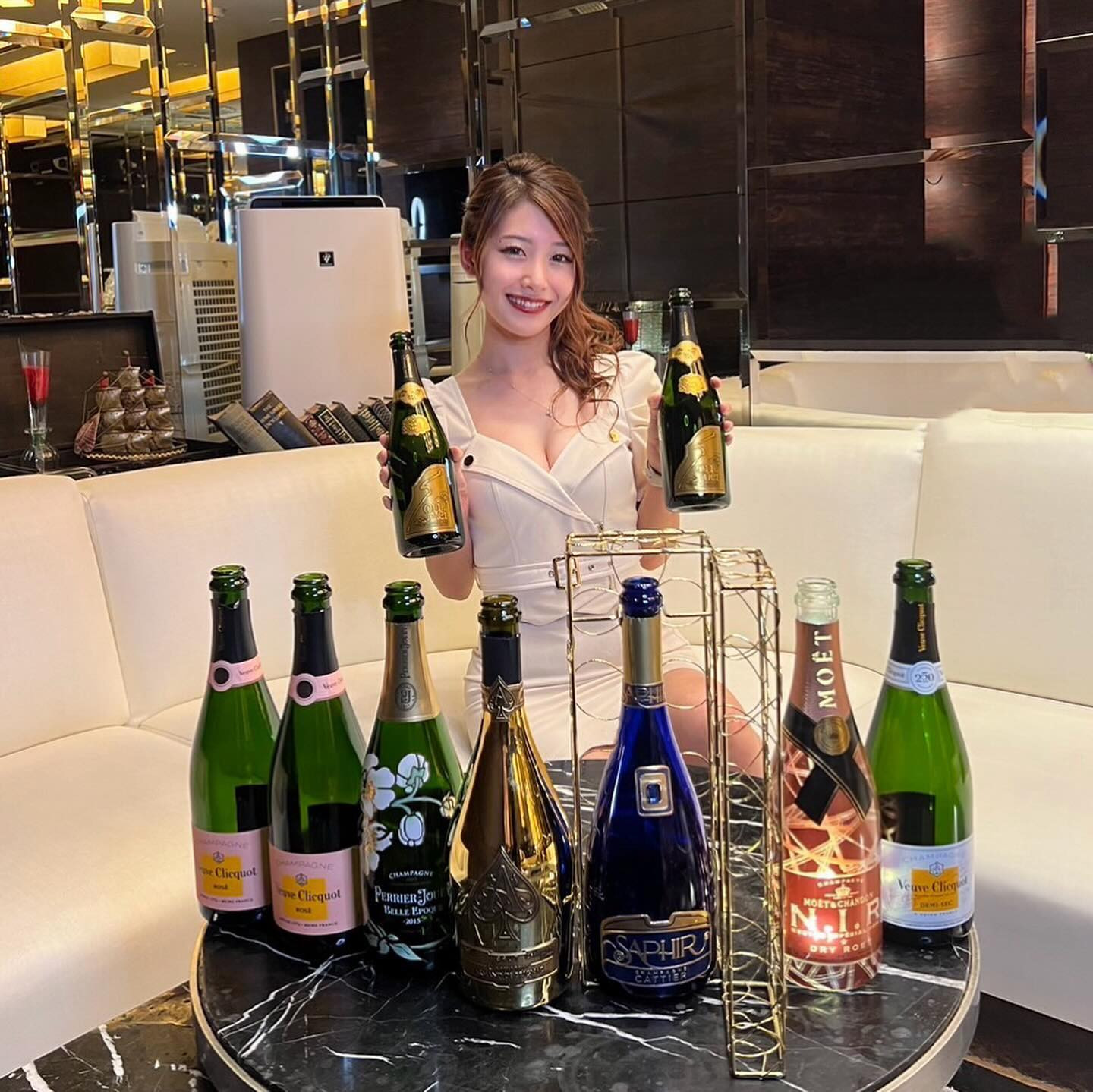 投稿するのが遅れましたが、9/27に23歳になりました✨
今年はお休みする日が多かったのにも関わらず、9月中に
沢山のお客様がお祝いに来てくれて本当に、本当に
嬉しかったです😭💖シャンパンも、私が好きなやつ入れていいよ！って言ってくれたり皆優しすぎて感謝感激です🥺

ワインボトルは残ってなかったので写真はないです…😢

皆様のおかげで想像以上に素敵な誕生日になりました🫶🏻
本当にありがとうございました💐
 p.sまだまだ後祝いもお待ちしてます！！🥳笑

#誕生日#お祝い#誕生日パーティ#バースデー#シャン