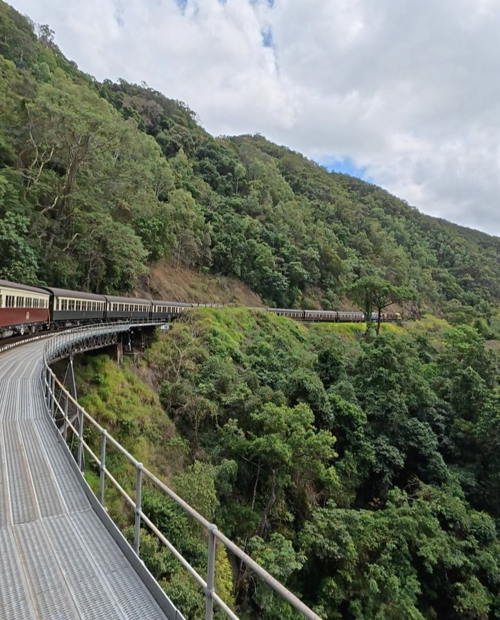 ディーゼル機関車の匂いすき💭