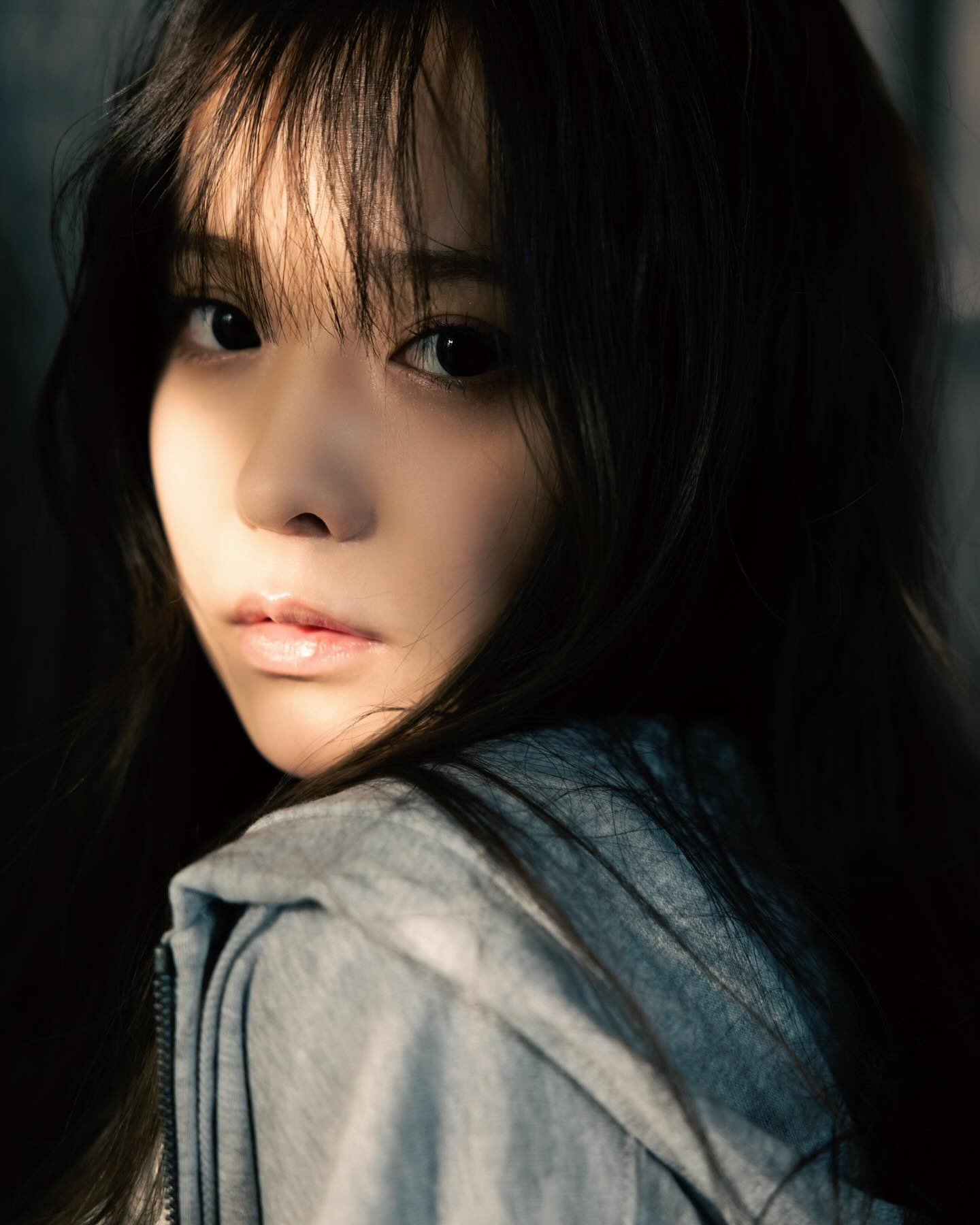 マッチ売りの少女ならぬ
お酒売りの少女オフショット🧺

変身後を先に撮ったから若干ラメ残ってるけど

あえて血色悪く、唇にもコンシーラー塗って
カサカサな感じに仕上げてもらいました

かなりリアルな質感