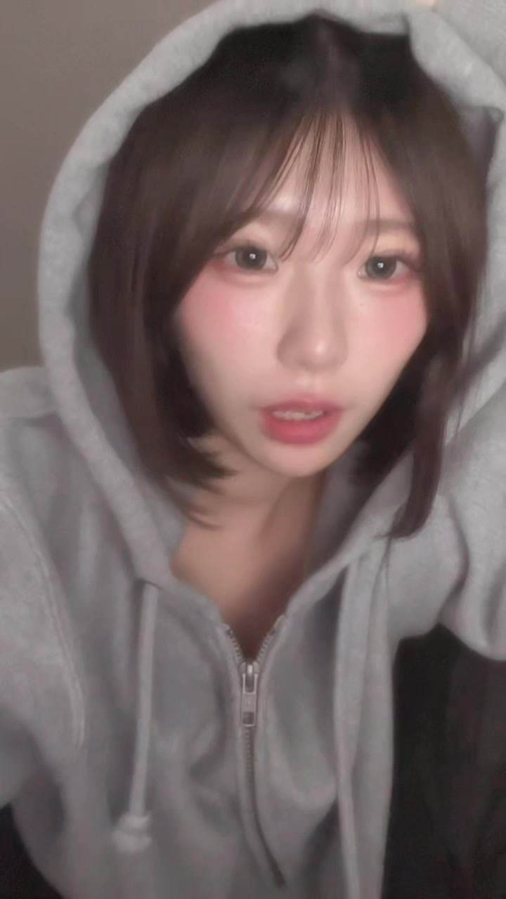 普段はスウェットばっかりだけど夜はキラキラドレス着てるよ @V-NIIGATA-