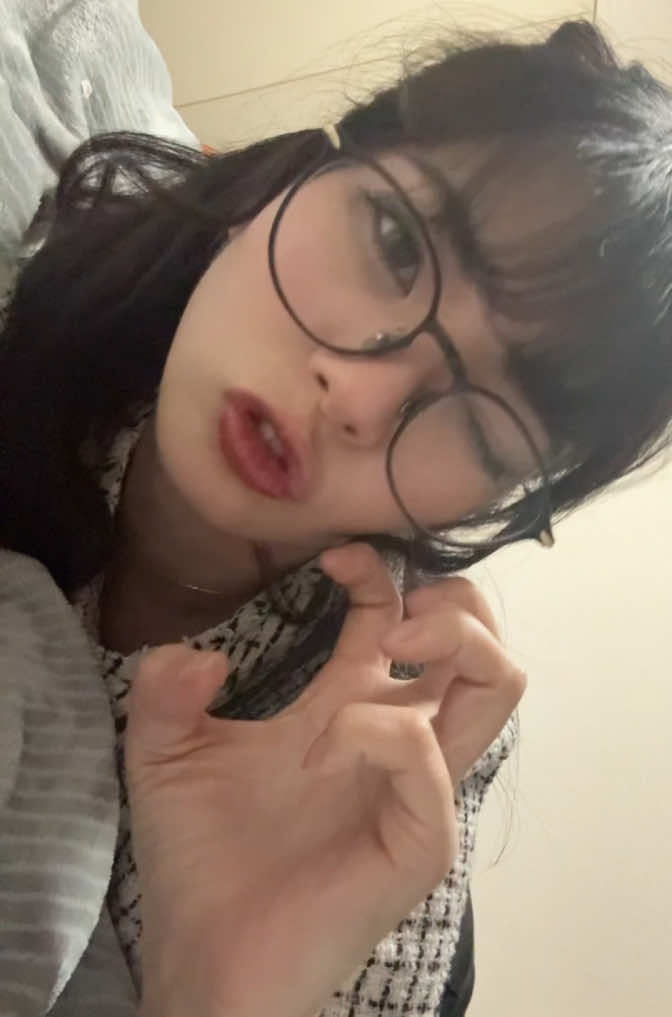 ななの 休みはぐーたら🌙*ﾟ   #なな #メガネ #ROYALONE  @girl's bar ROYALONE