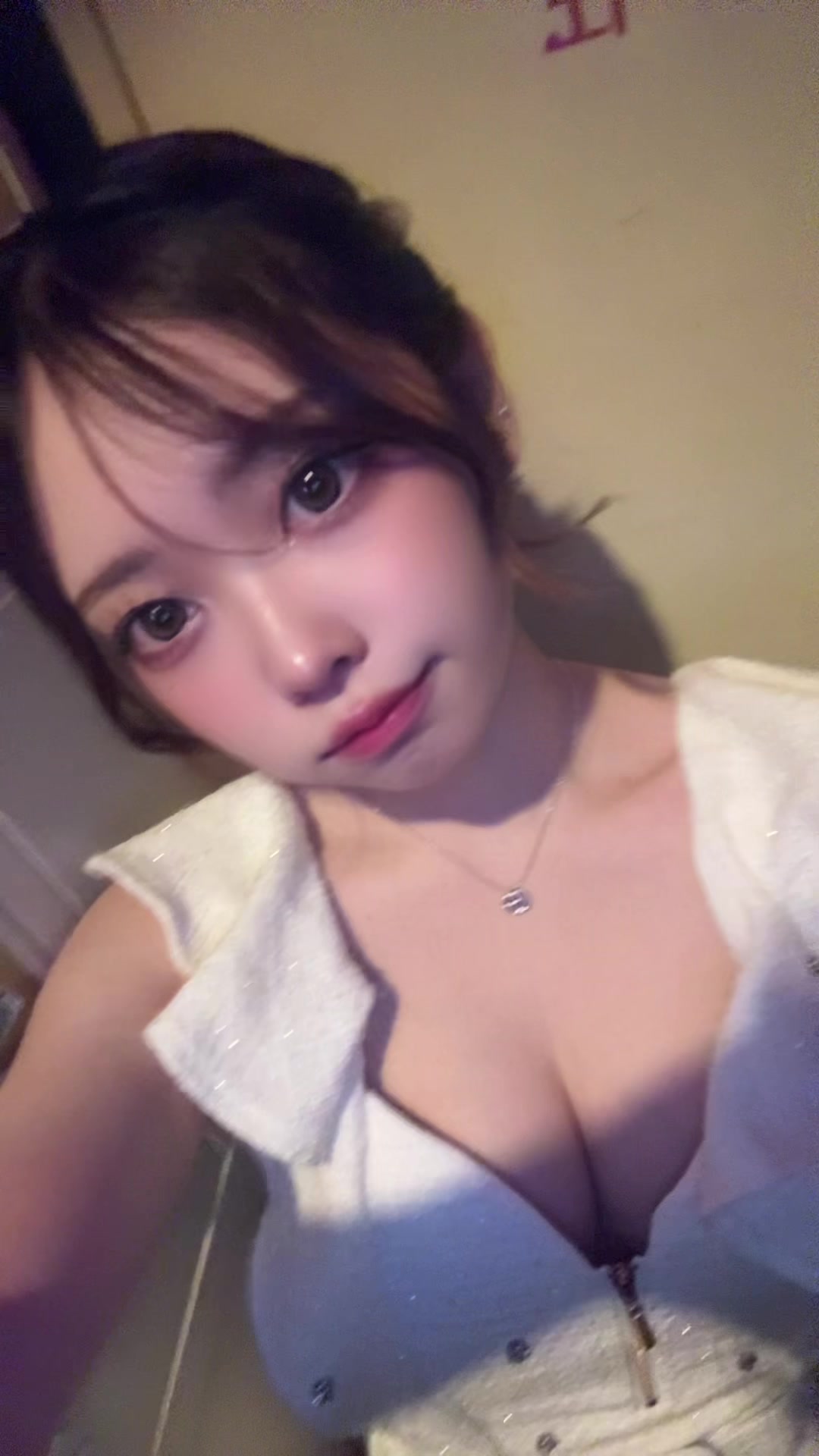 自分の利き顔とかどっちか分かんないから動画撮る時画面フラフラしてる。笑 どっちだと思う❓ #札幌#すすきの#05#おすすめ#fyp#ニュークラ#ニュークラ嬢#いいね#キャバ嬢#北海道