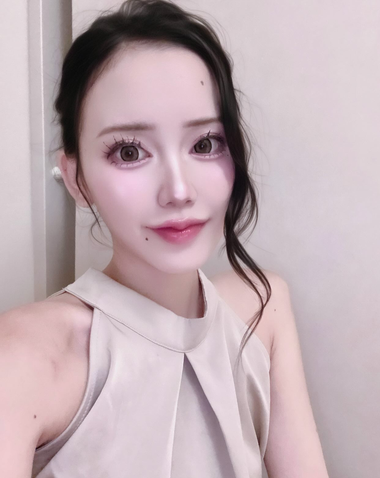 久しぶりにちゃんと自撮りしたけどsnow盛れすぎてクソ楽しい。俺snowと言えばピンクのネズミか顔がデカくなるクマの加工しか分からなかった。これから自撮りする時はsnowを使っていこうと思う。