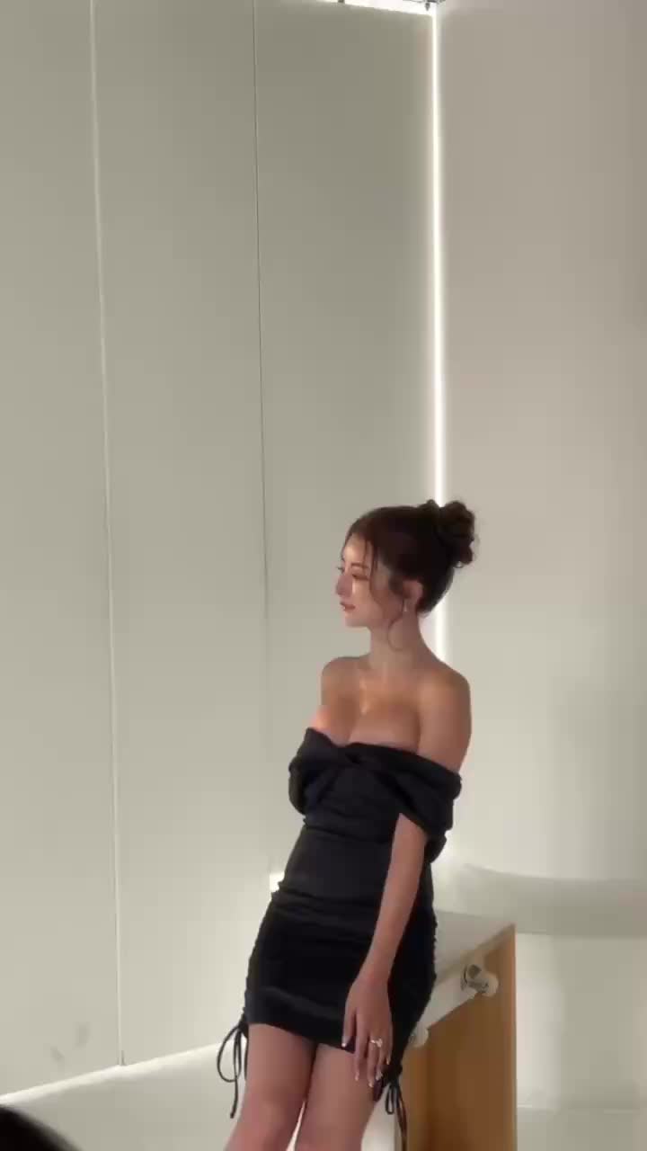 先日Nights netさんの撮影に行ってきました! ドレスはAndy様のを着用させて頂いてます! とっても可愛いレイカちゃんを 是非NILSに会いに来てください! #北新地キャバ嬢  #ANDY #北新地ニルス #NILSのレイカちゃん