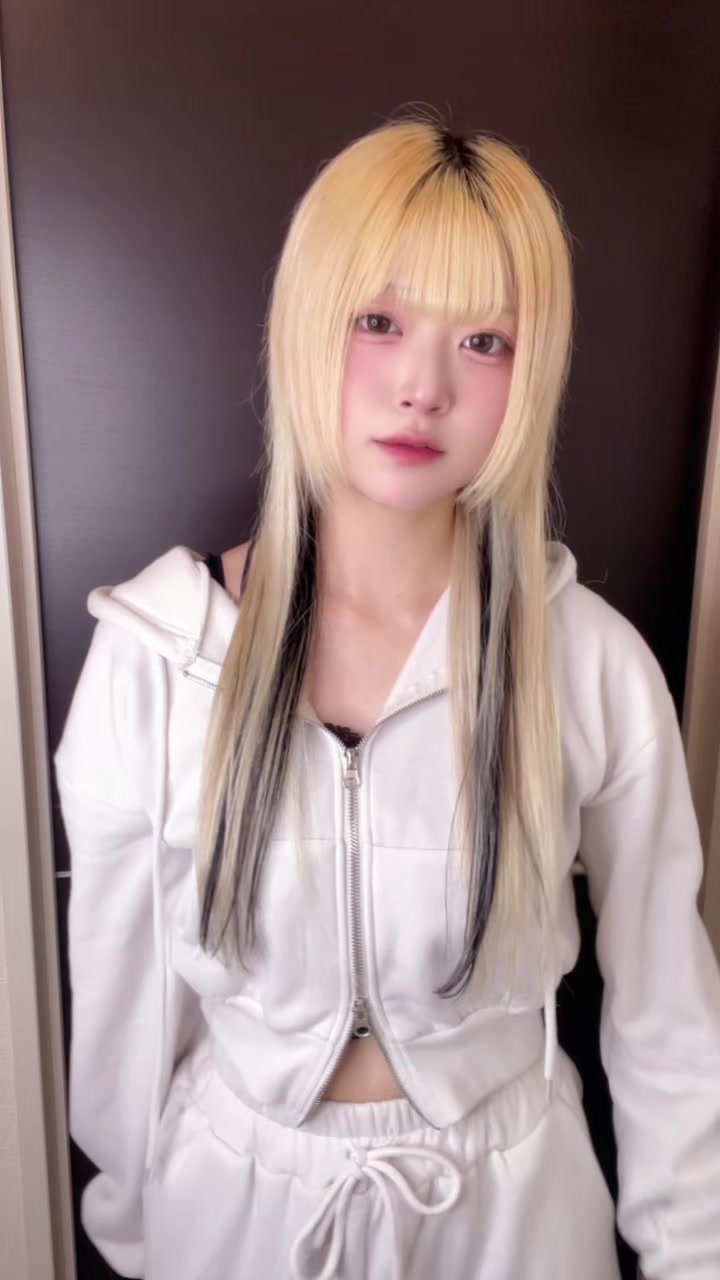 膝なんかひびいってるっぽいです私はよく酒で転んでヒビが入るし体調不良でふらついてぶつけてってやっててなんなんですか☺️☺️