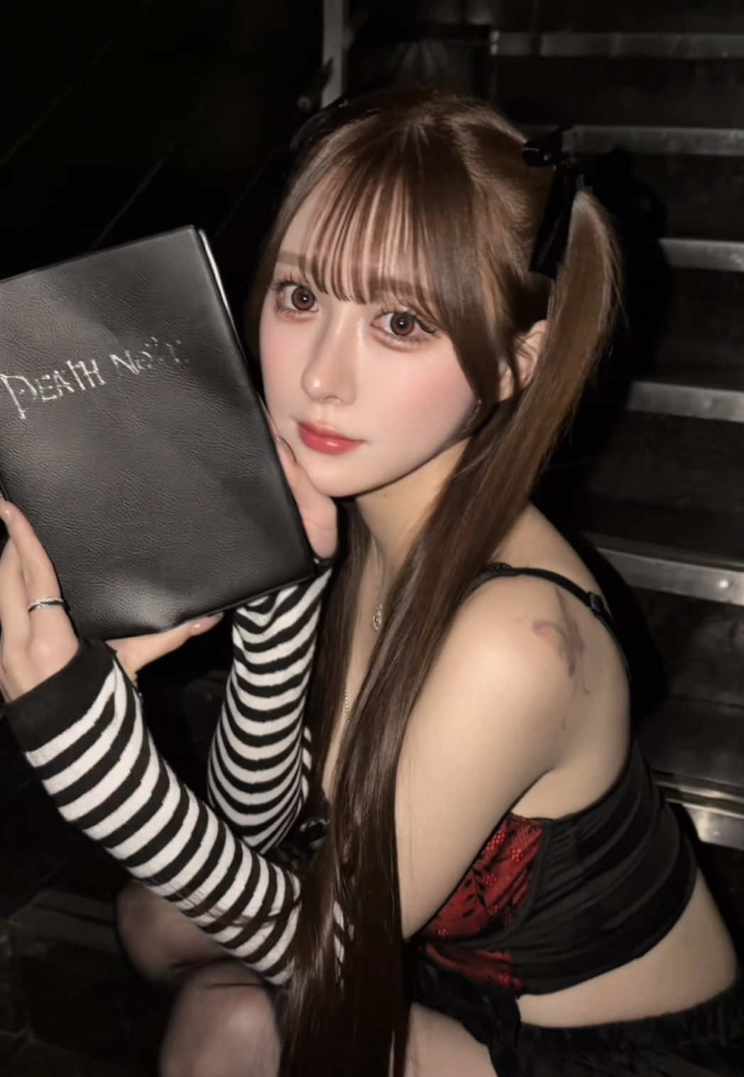 名前書いちゃうよ🍎🖤🪶 #ミサミサ #コスプレ #キャバ嬢