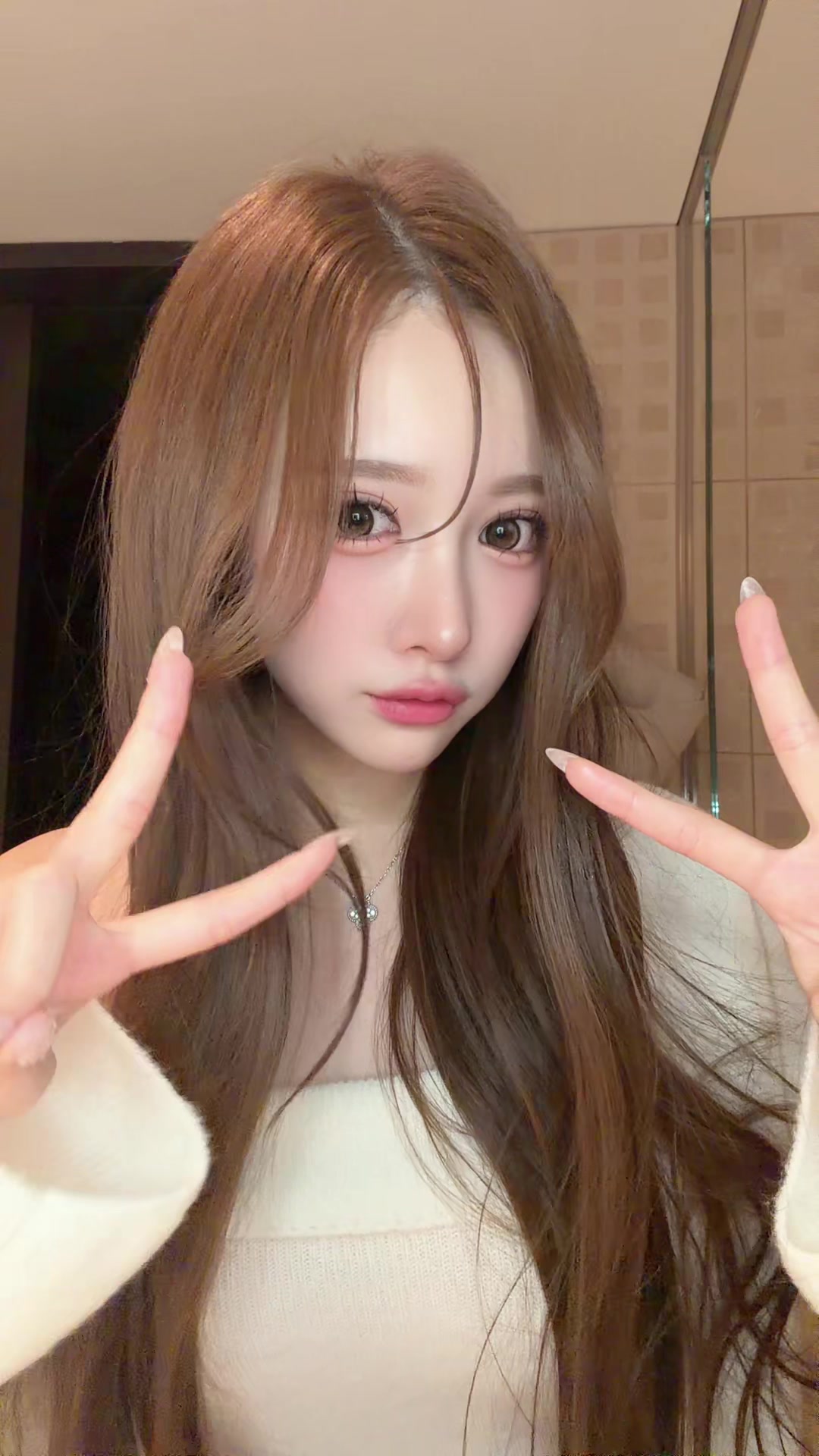 友達に寝ブッチされて暇だからホテルでずっとTikTok撮ってたww #キャバ嬢 #エースグループ