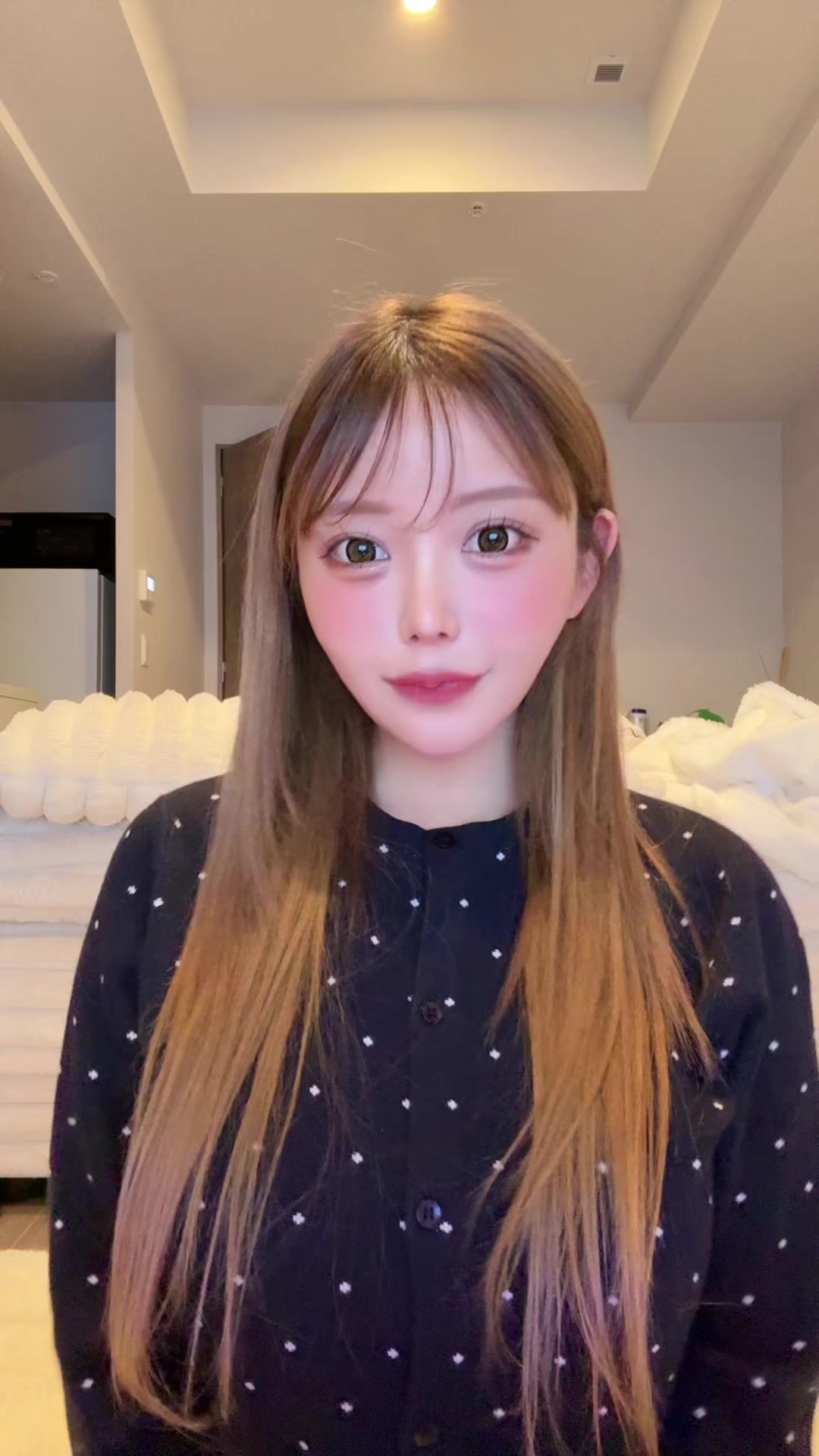 カラコンはキャンマジ3、ファンデはV3、口角はヒアルロン酸、メスが入ってるのは目と鼻、このトップスはchico！！！！！！ #絶対聞かれること