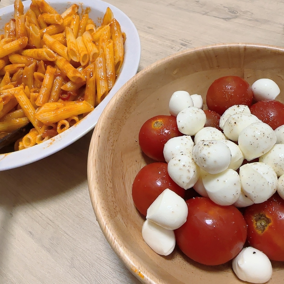 カプレーゼにペンネ