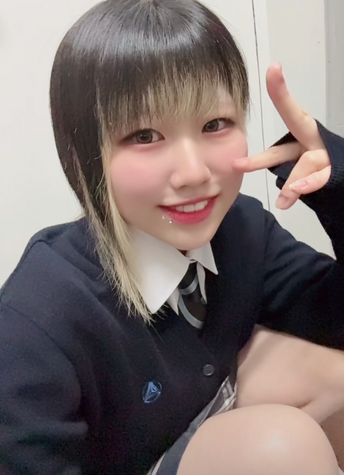 まだ制服着てるにょ