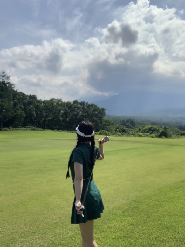 スカートが風で