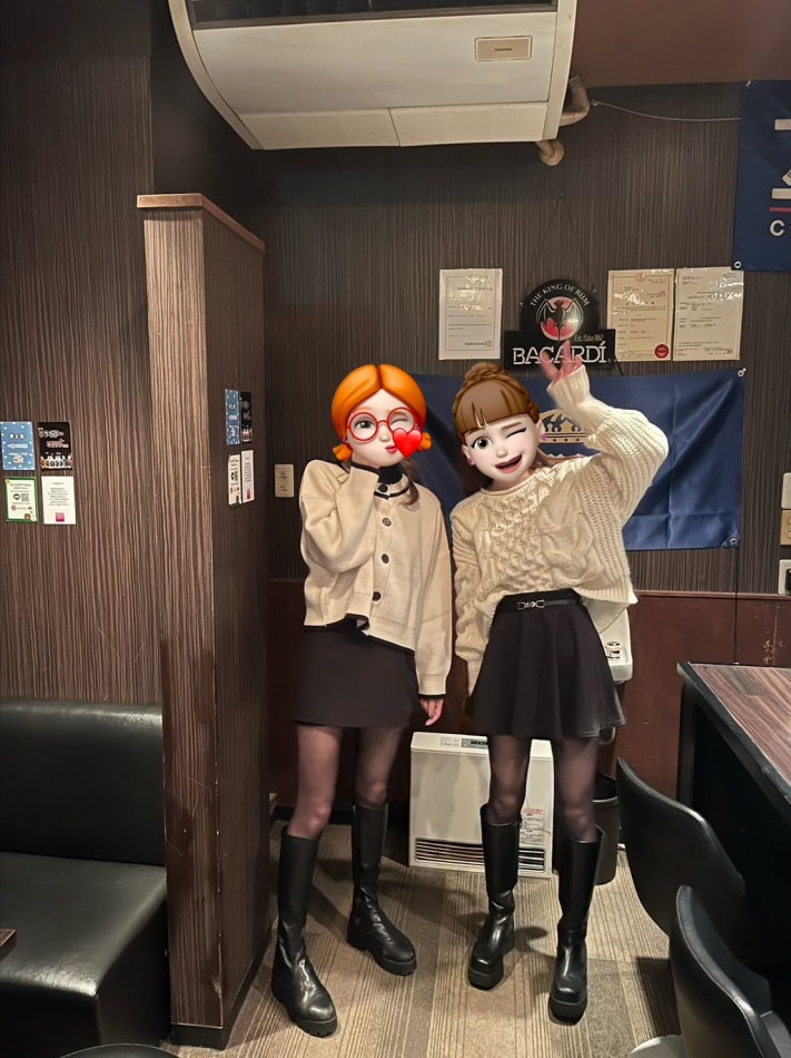 👩🏻‍❤️‍👩🏻