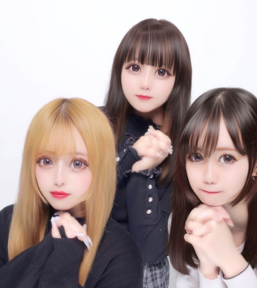 👩🏻‍❤️‍👩🏻