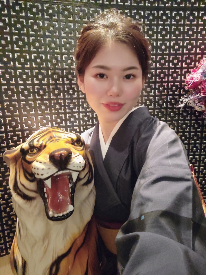 キリンの餌やり