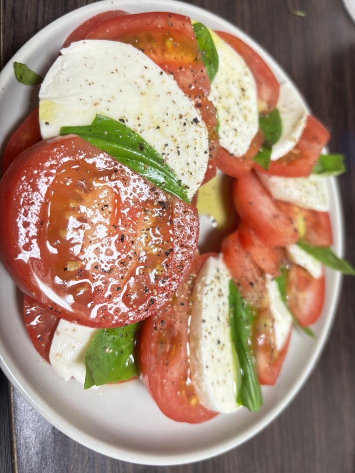 カプレーゼ作った🍅🍷