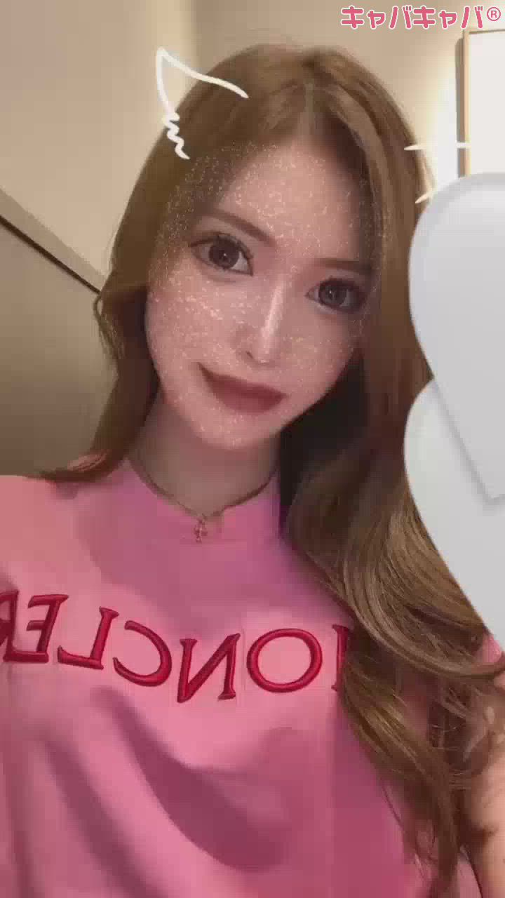 🧏🏽‍♀️🩷👚