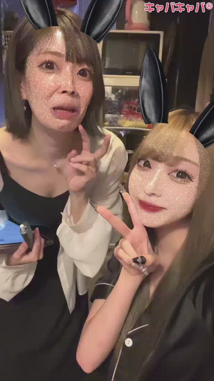 カメラ向けると、、