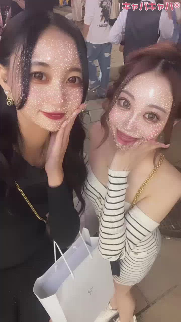 👩🏼‍❤️‍💋‍👩🏼