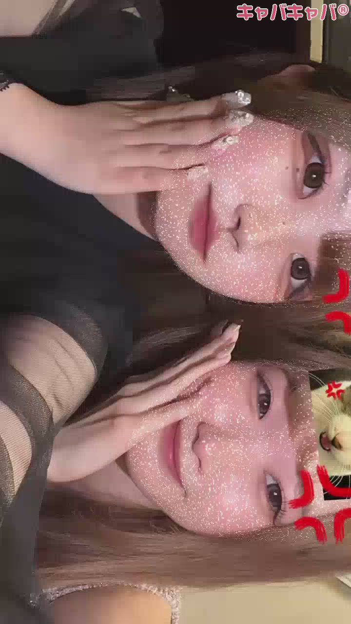 👭