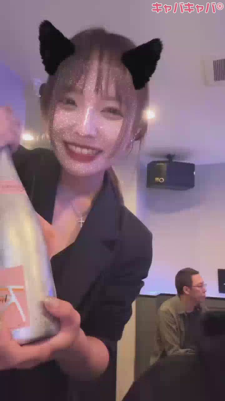 こちら嬉しそうにシャンパン開ける私です