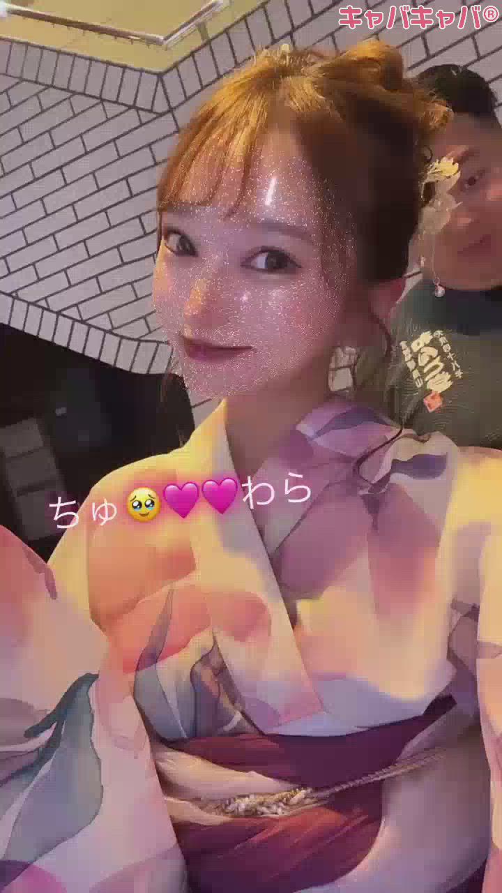 何かが写りこんでる。