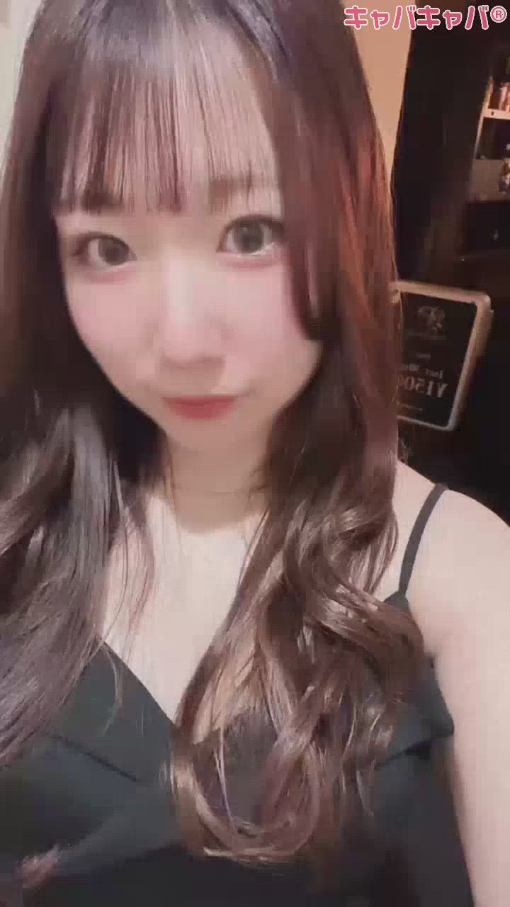 壊れた看板と共に。