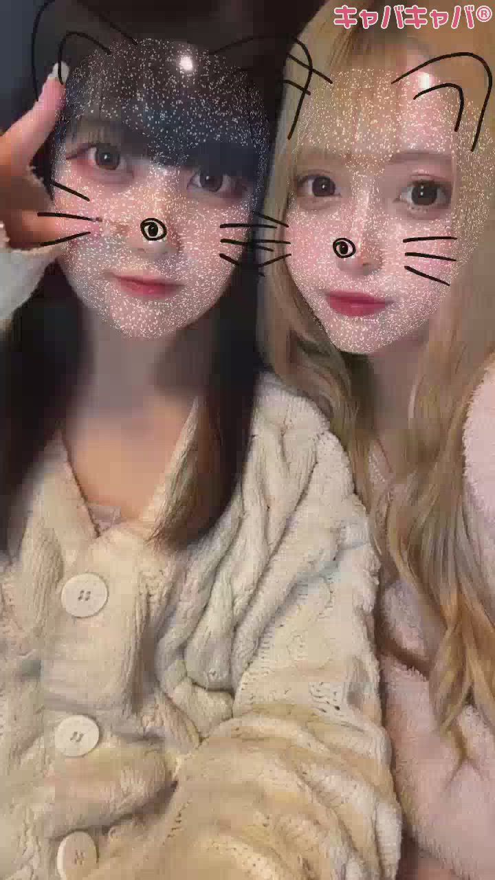 👩🏻‍❤️‍👩🏻